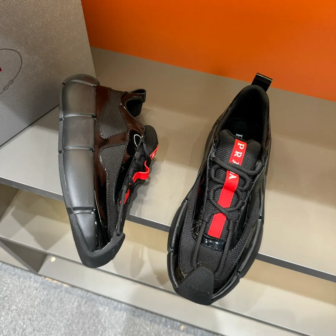P460 PRADA/Prada men's lace-up leather casual sports shoes, the upper is made of cowhide leather and breathable mesh. It is soft, comfortable and breathable. The tongue is decorated with the PRADA brand letter logo. The thick rubber sole echoes the red label tongue. The style is fashionable and elegant. The details are carefully crafted. A casual sports shoe with a super western style and excellent breathability! Code number 38-45 (45 customized)